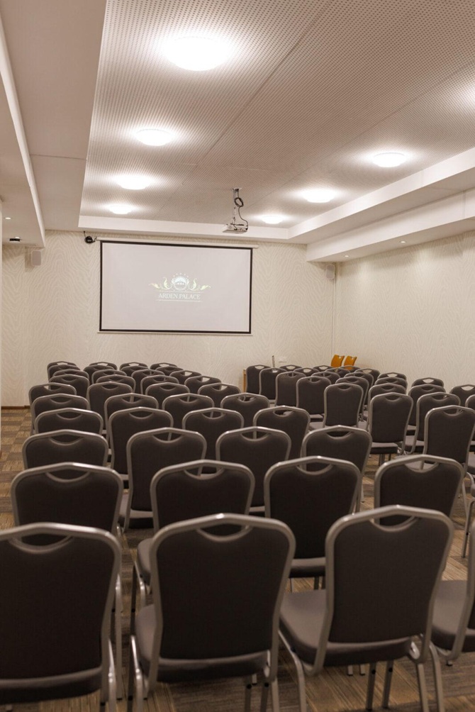 конференції в Arden Palace